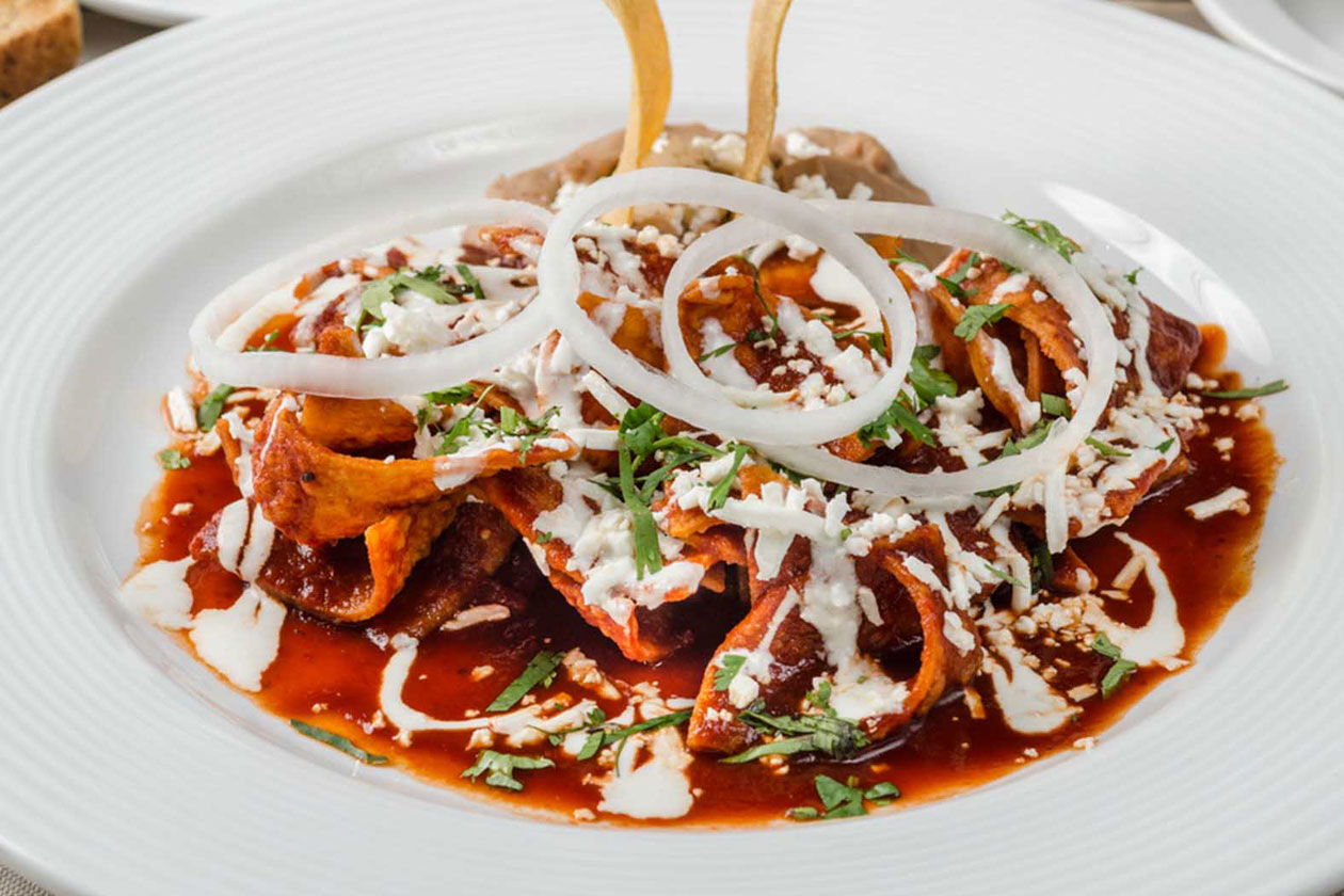 Chilaquiles rojos como ejemplo de comida mexicana cotidiana.